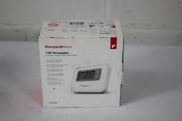 A Honeywell Home T3R Thermostat wireless programable for heating and boilers (On/Off) (Outer box dir