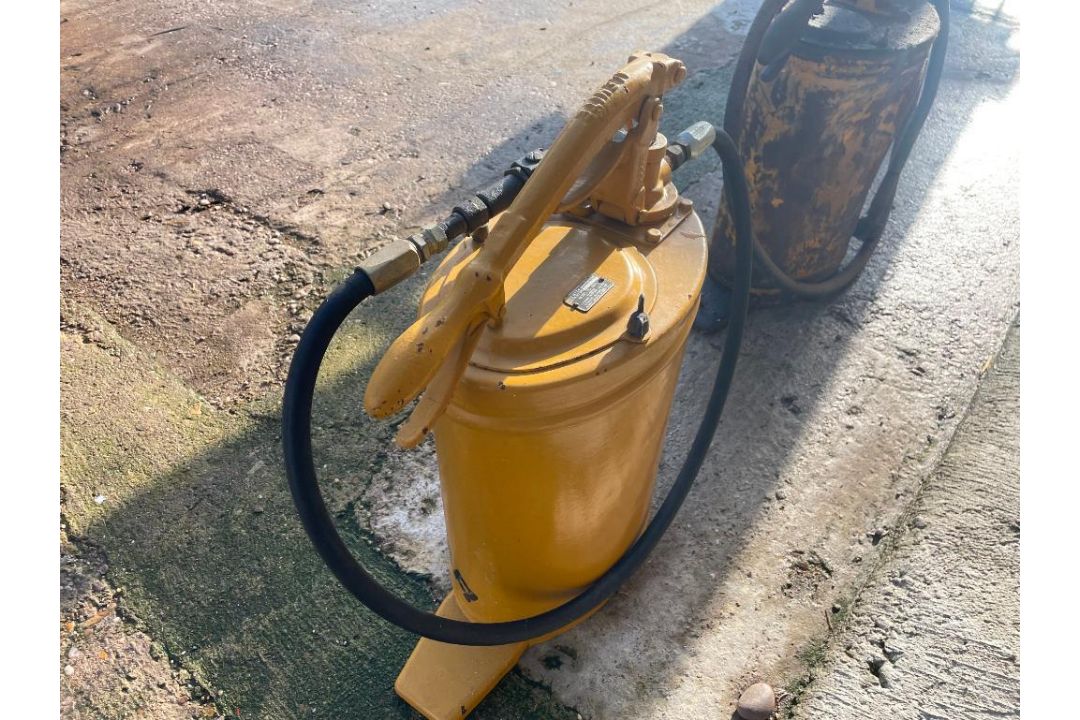 Caterpillar grease bucket. Model No: 6521. Fully restored - Image 1 of 3