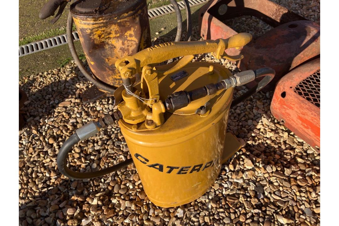 Caterpillar grease bucket. Model No: 6521. Fully restored - Image 3 of 3