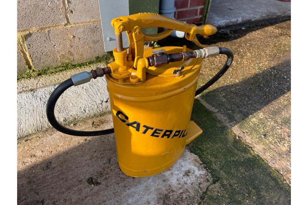 Caterpillar grease bucket. Model No: 6521. Fully restored - Image 2 of 3