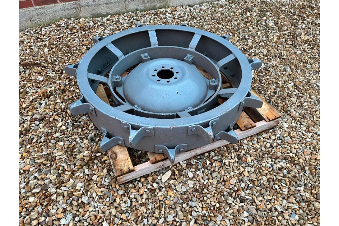 Spade lug wheel with Massey Ferguson centre - Image 2 of 2