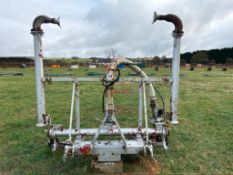 Twin splash umbilical spreader bar with 3 point linkage