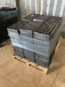 c.300 propogation plastic trays, 60 plug