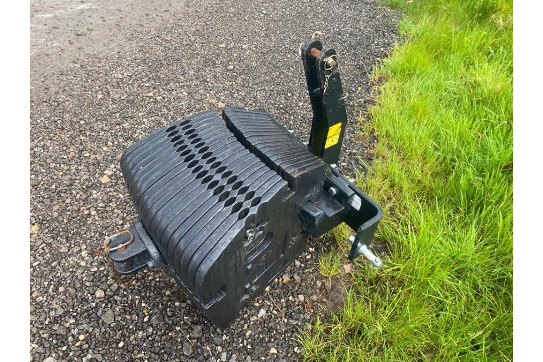 New Holland weights 18 x 45kg - Image 1 of 4