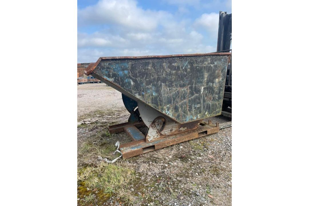 Forklift tipping skip - Image 1 of 5