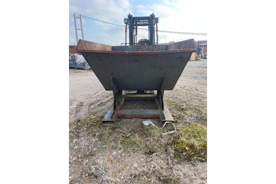 Forklift tipping skip - Image 2 of 5
