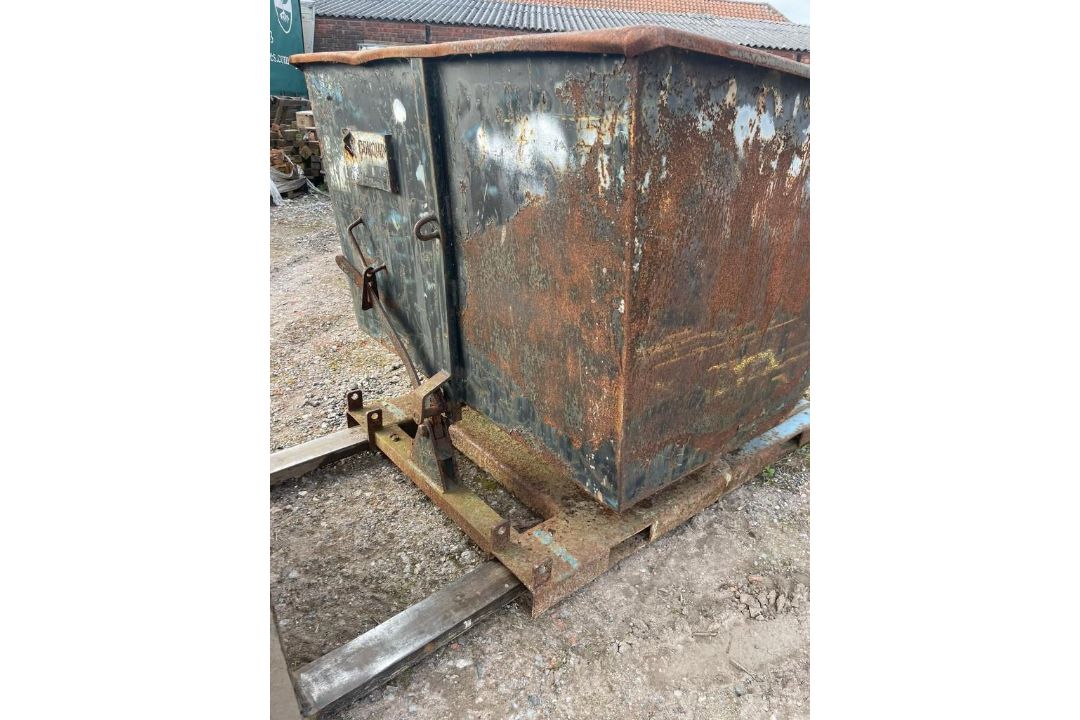Forklift tipping skip - Image 3 of 5