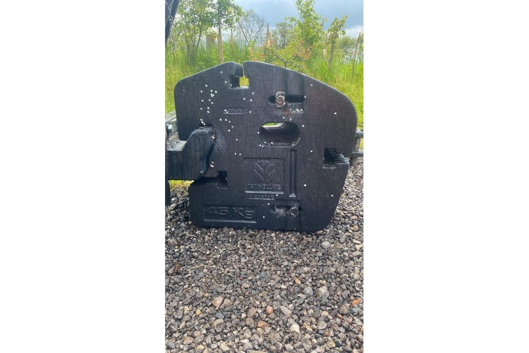 New Holland weights 18 x 45kg - Image 2 of 4