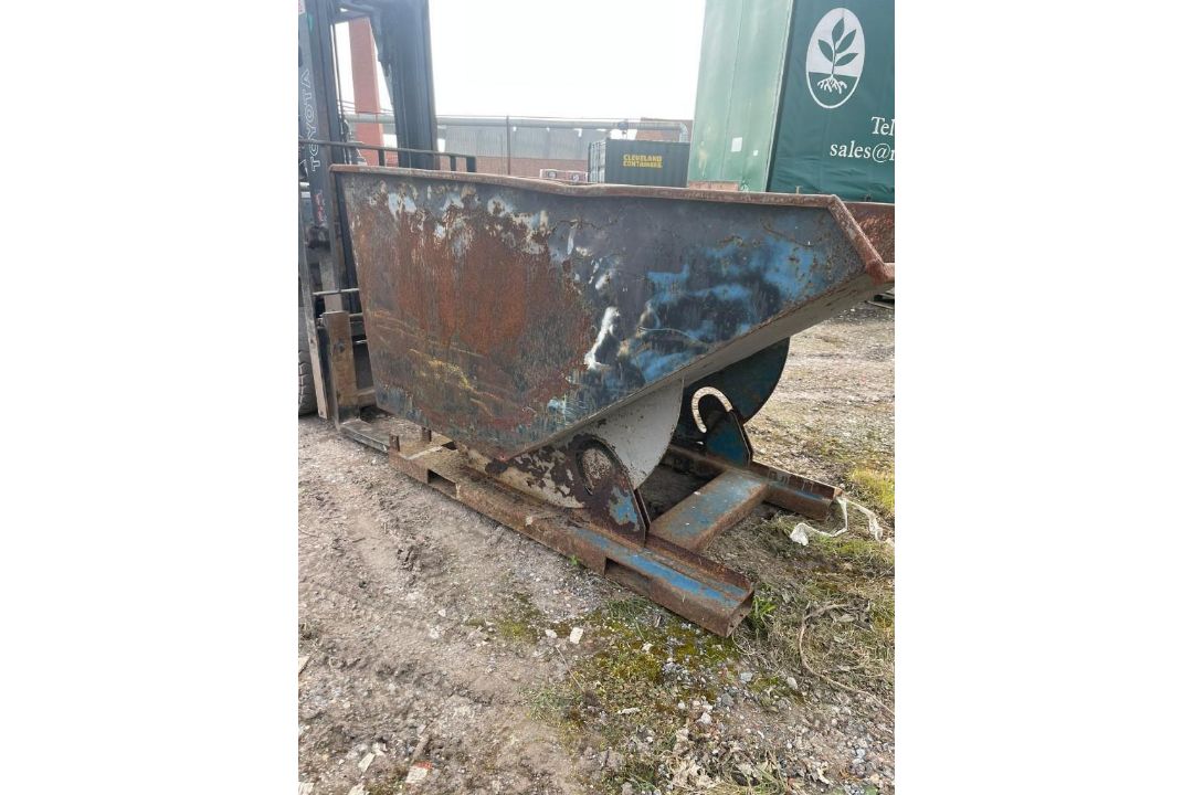 Forklift tipping skip - Image 4 of 5