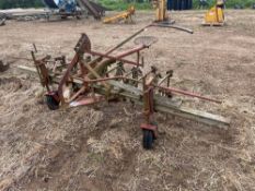 Ugertose interrow steerage hoe, linkage mounted. Serial No: 20183