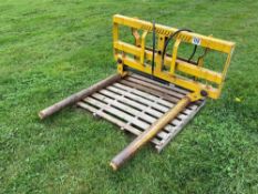 1999 Twose bale squeeze and spoke with Euro attachments. Serial No: 682029