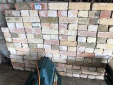 Quantity loose decorative bricks