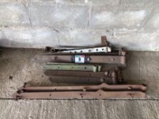 Quantity gate hinges