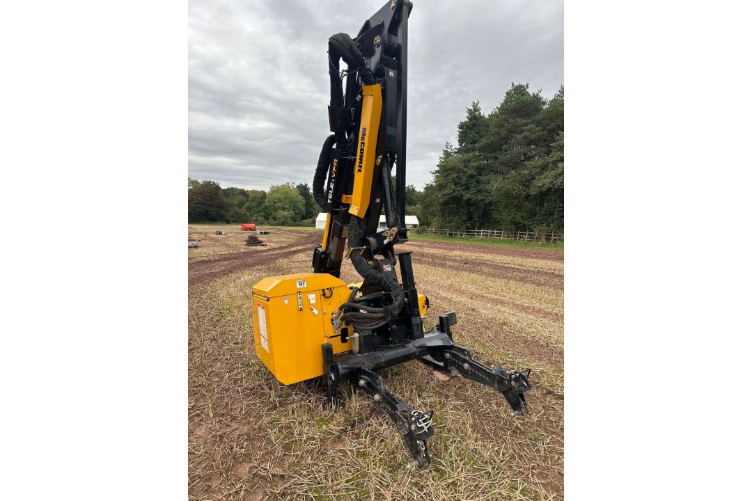 2019 McConnel PA7285T-VFR hedge cutter with 1.6m flail head, axle mounted, hydraulic roller, electri - Image 1 of 5