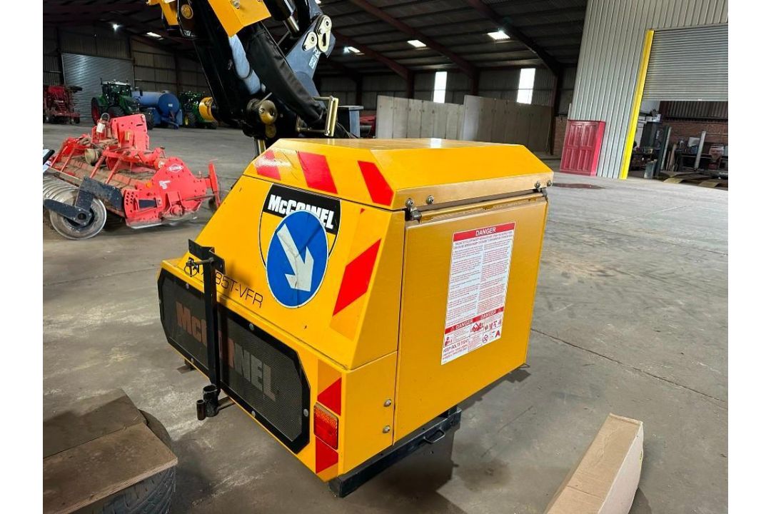 2019 McConnel PA7285T-VFR hedge cutter with 1.6m flail head, axle mounted, hydraulic roller, electri - Image 2 of 5
