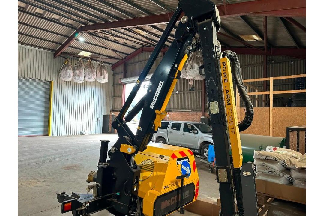 2019 McConnel PA7285T-VFR hedge cutter with 1.6m flail head, axle mounted, hydraulic roller, electri - Image 4 of 5