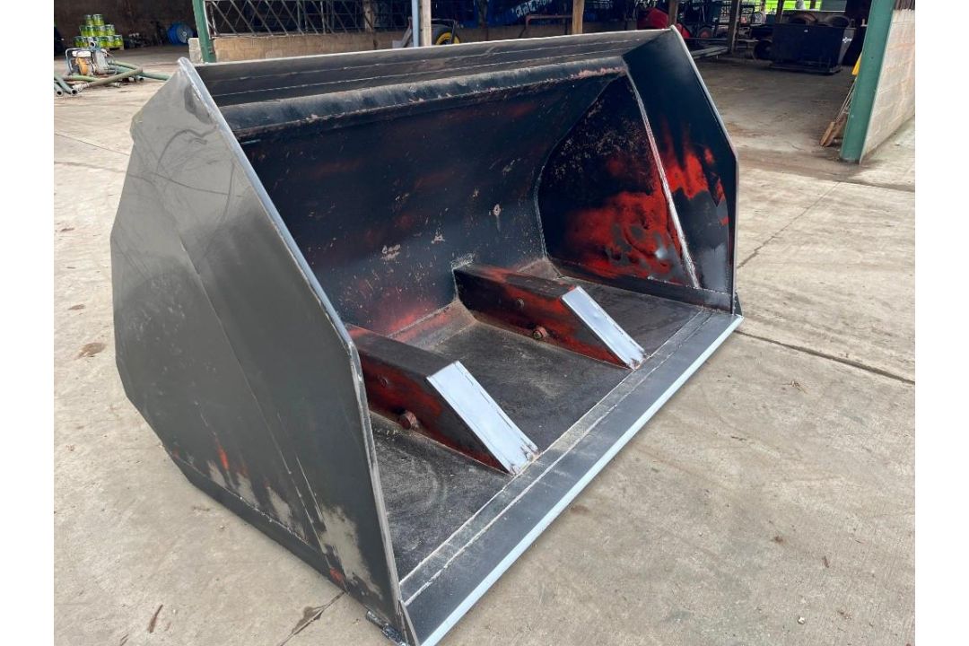 Farm-made 2T High Tip Bucket, Hydraulically Operated, JCB Q-Fit Brackets - Image 1 of 4