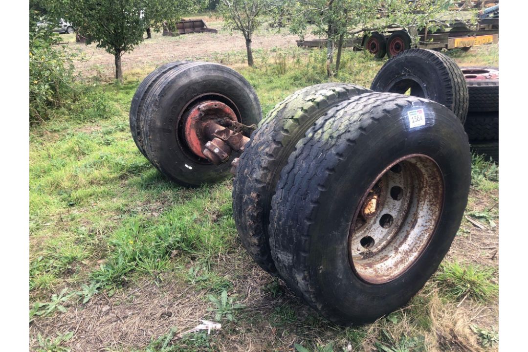 Twin wheel axle with 295/80R22.5 (11R22.5) wheels and tyres