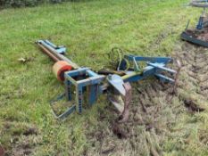 Post knocker hydraulic operated, linkage mounted