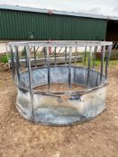 Round cattle feeder