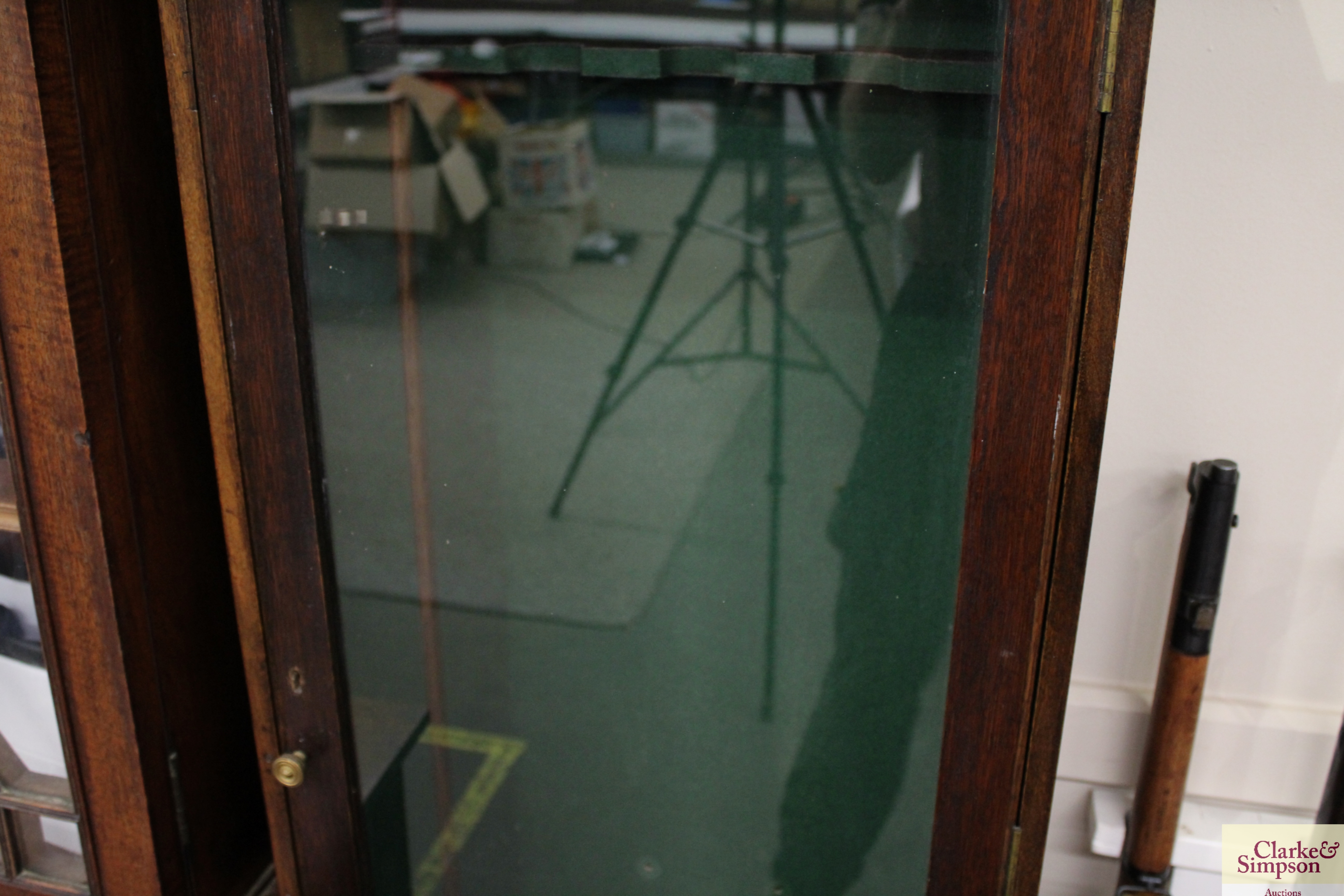A fine three gun oak display cabinet with cupboard - Image 3 of 5