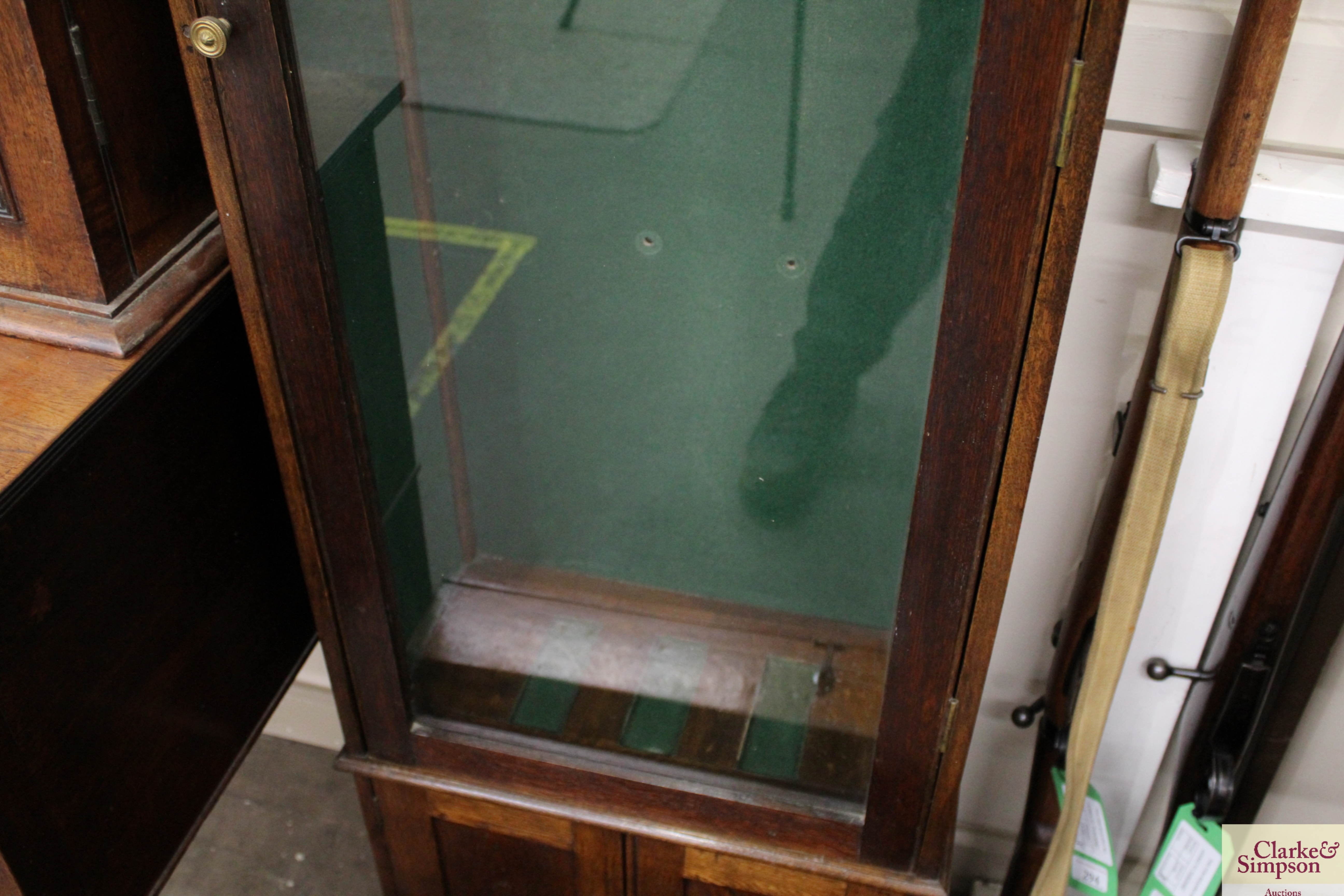 A fine three gun oak display cabinet with cupboard - Image 4 of 5