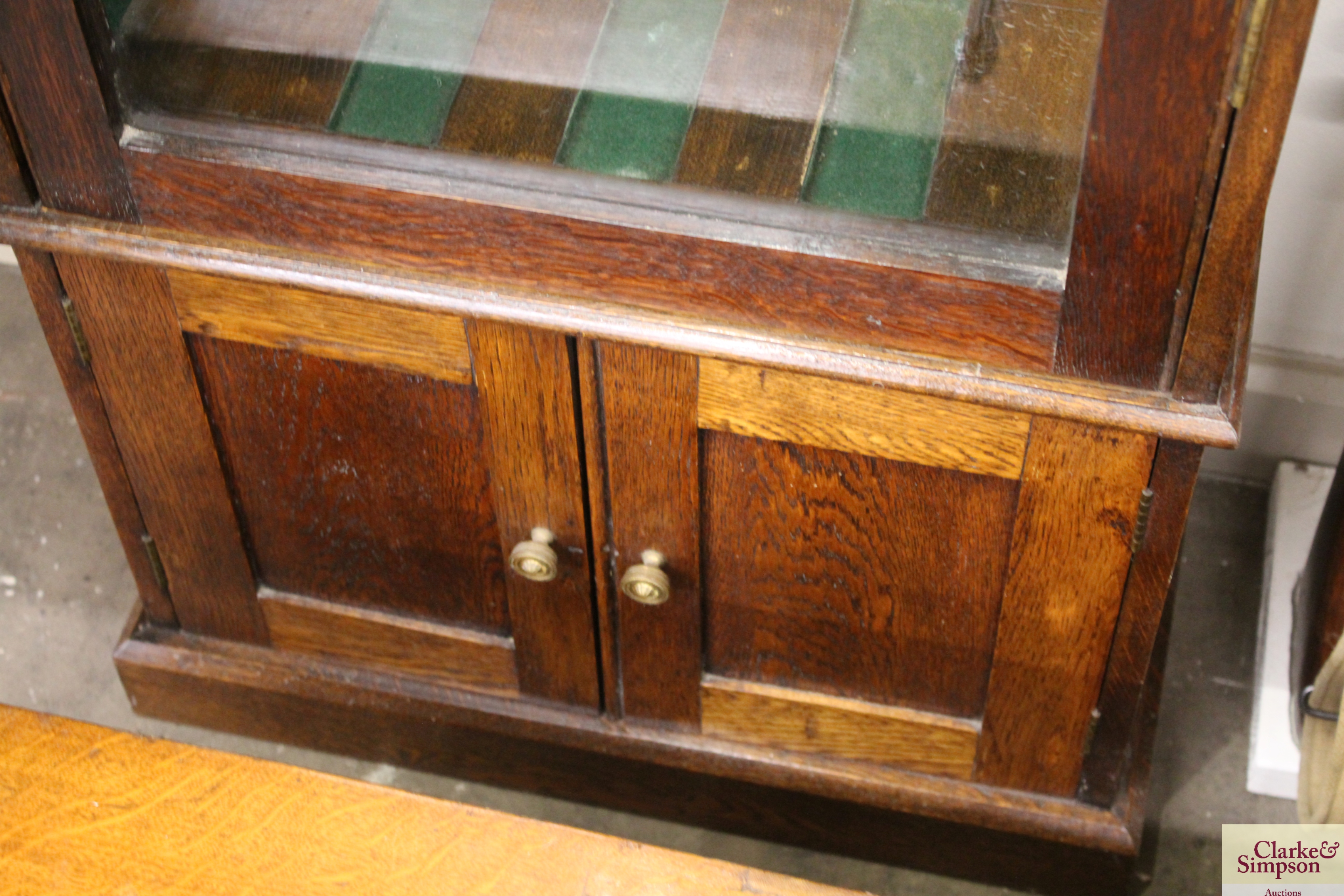 A fine three gun oak display cabinet with cupboard - Image 5 of 5
