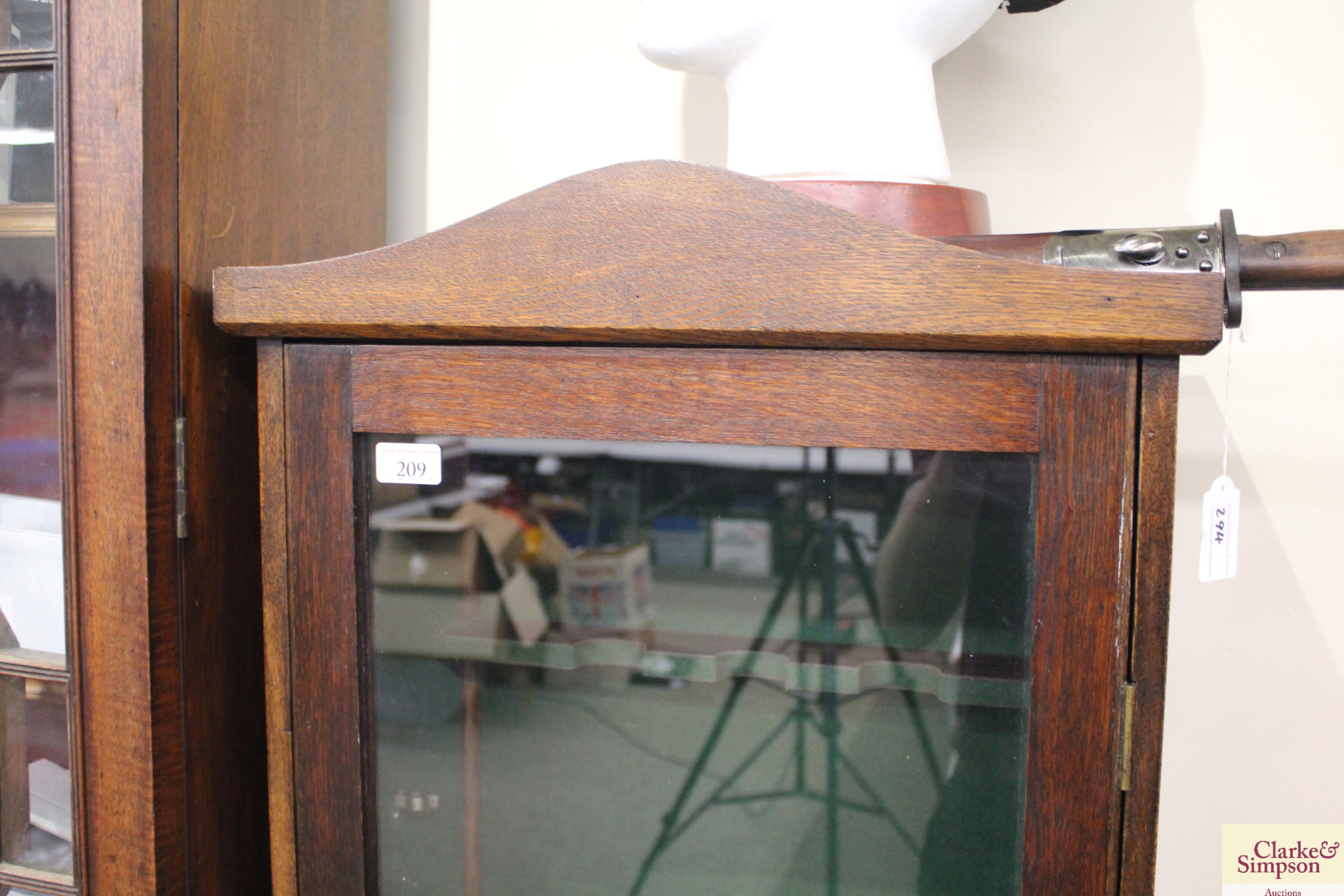 A fine three gun oak display cabinet with cupboard - Image 2 of 5