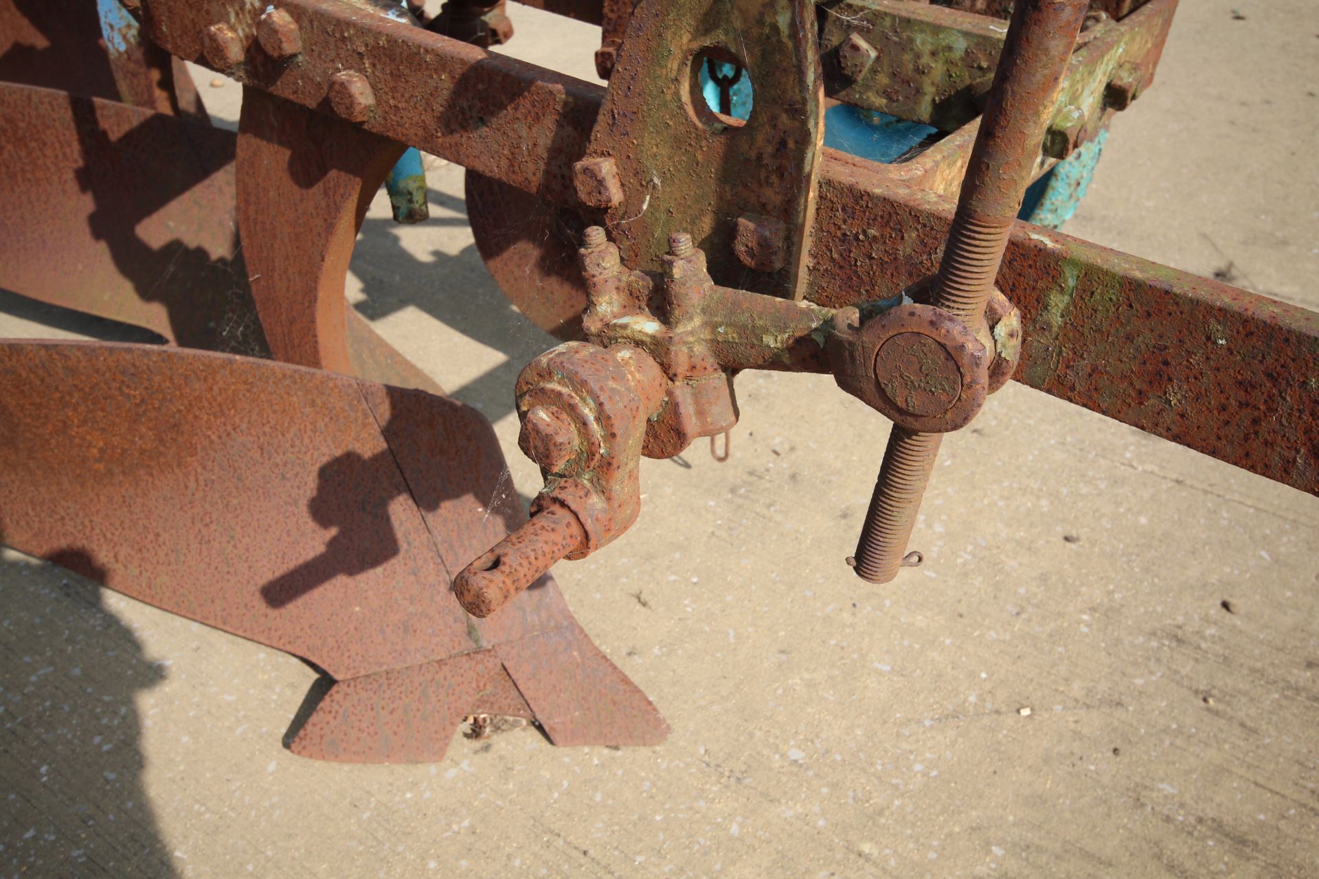Ford Ransomes TS59e three furrow plough. With Epic bodies and discs. - Image 7 of 20