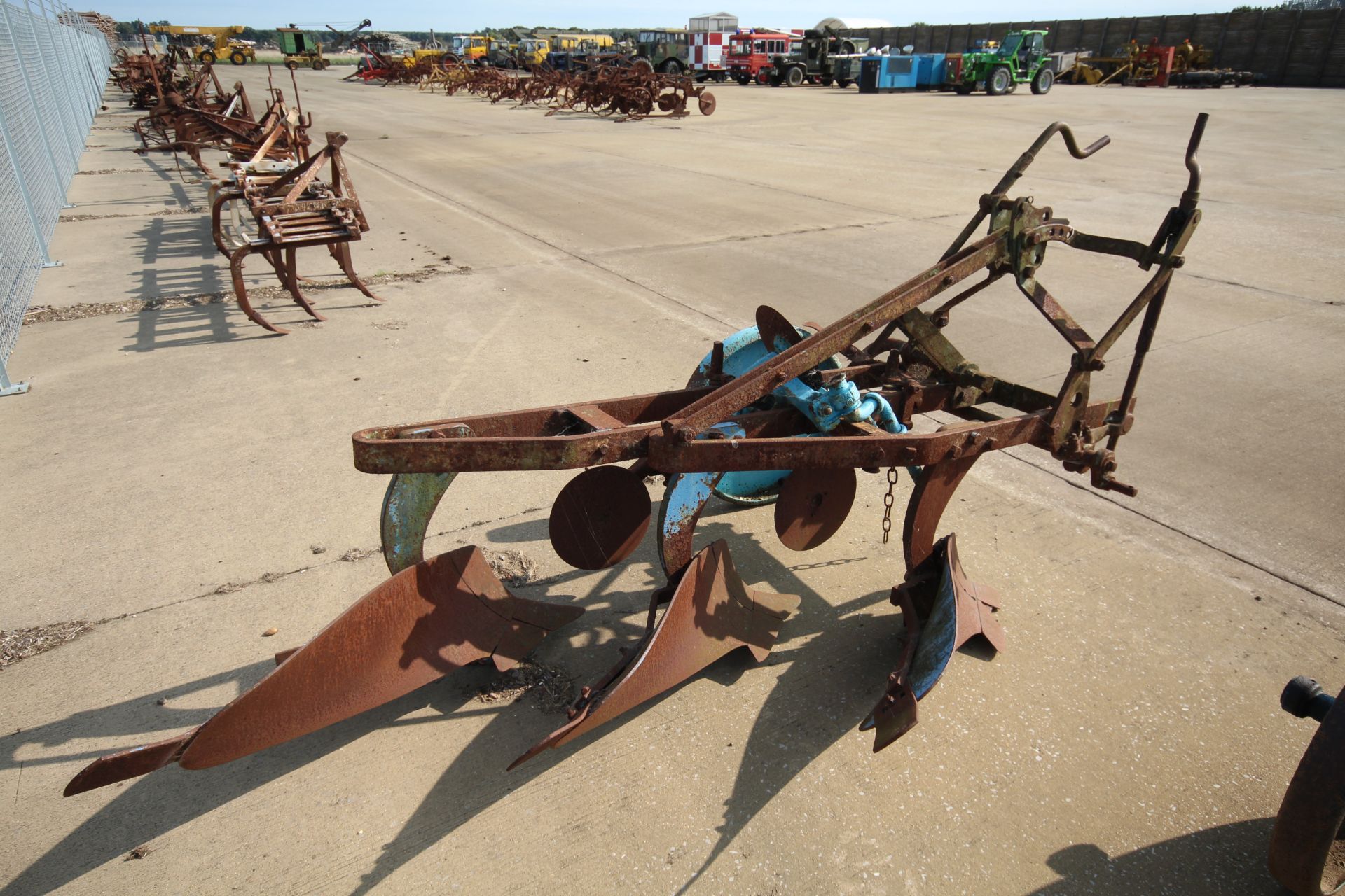 Ford Ransomes TS59e three furrow plough. With Epic bodies and discs. - Image 4 of 20