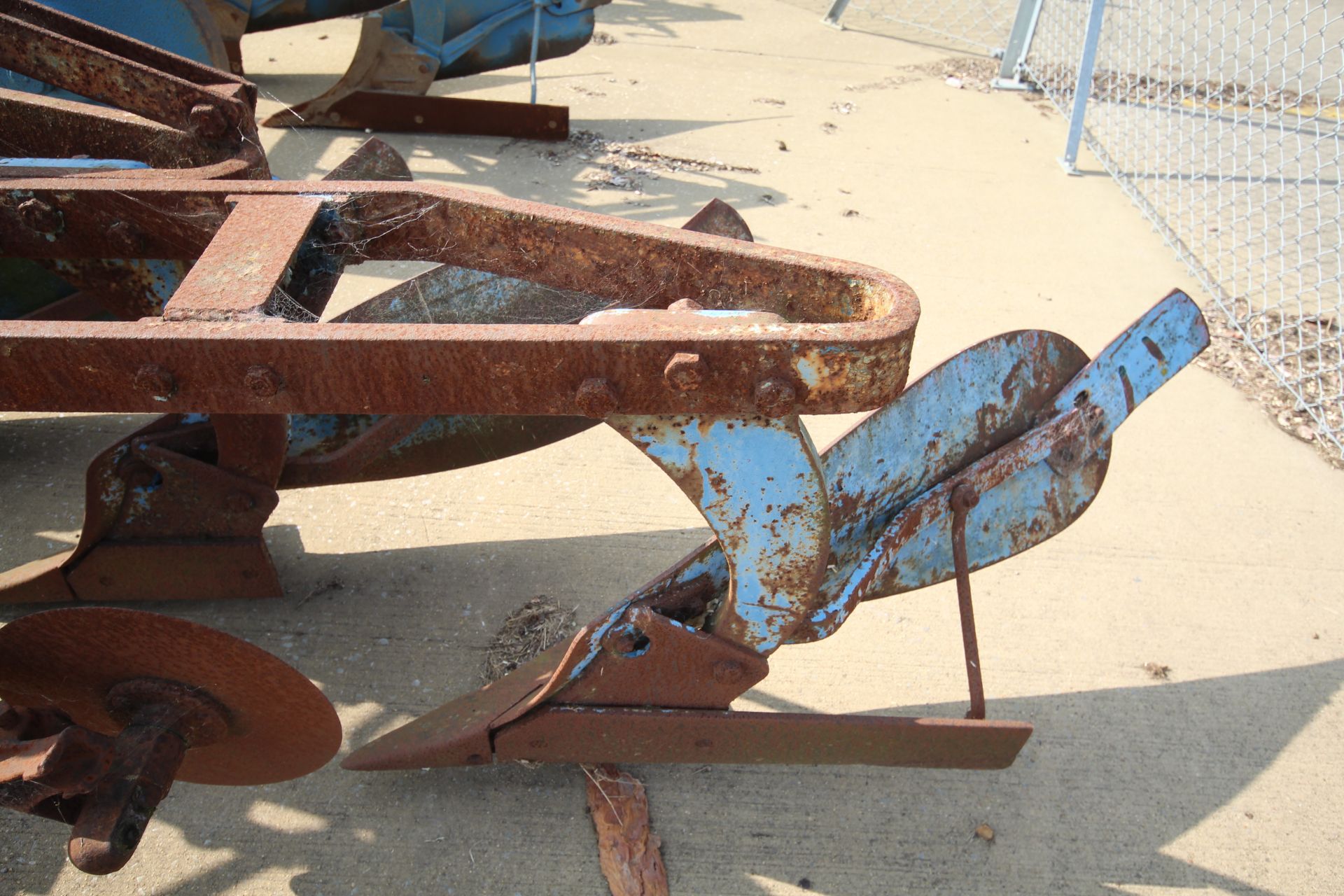 Ford Ransomes TS59e three furrow plough. With Epic bodies and discs. - Image 15 of 20