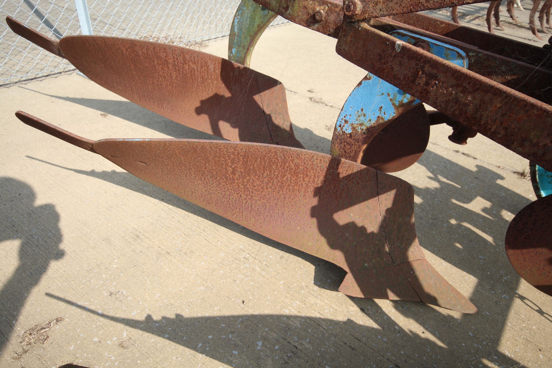 Ford Ransomes TS59e three furrow plough. With Epic bodies and discs. - Image 13 of 20