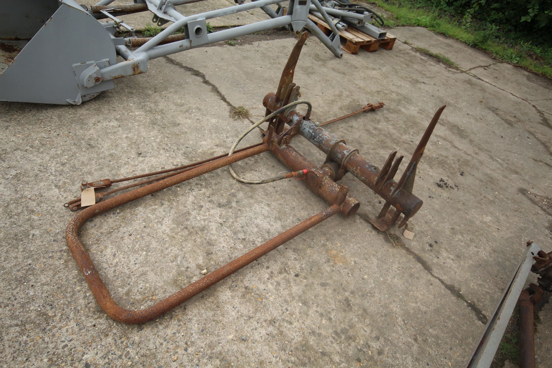 Massey Ferguson hydraulic Pallet Tippler for loader. With stabiliser bars. Badged but not stamped. - Image 2 of 12