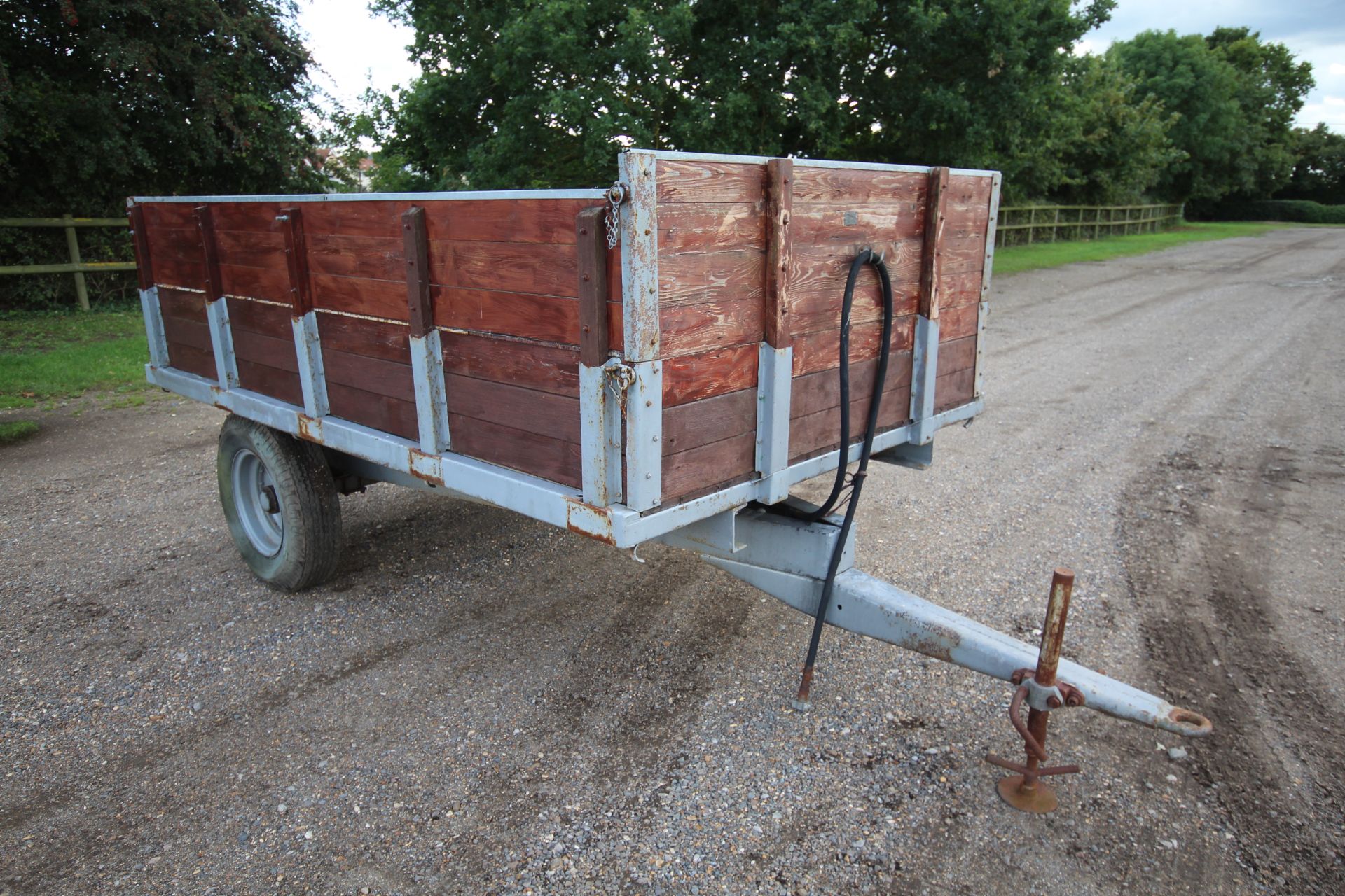 Ferguson 3 Ton Tipping Trailer. Model F-JE-A40. With drop in sides, 12-stud axle and Barton - Image 4 of 18