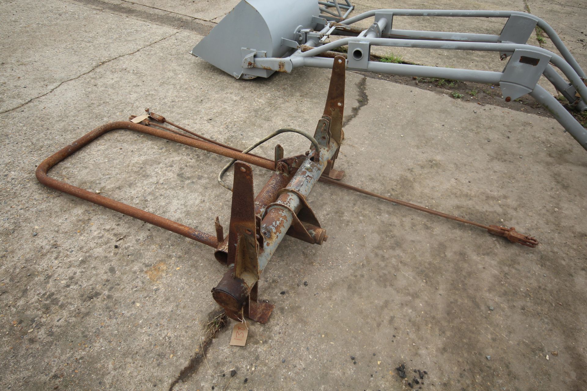 Massey Ferguson hydraulic Pallet Tippler for loader. With stabiliser bars. Badged but not stamped. - Image 3 of 12
