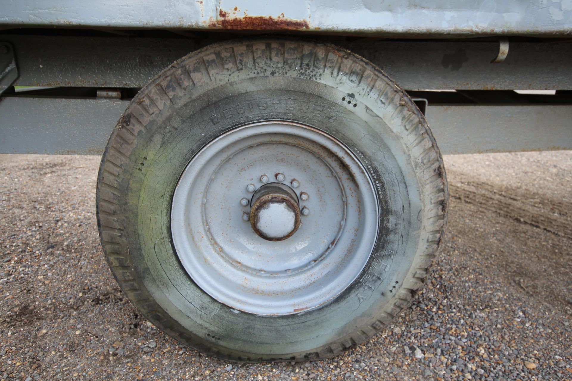Ferguson 3 Ton Tipping Trailer. Model F-JE-A40. With drop in sides, 12-stud axle and Barton - Image 11 of 18
