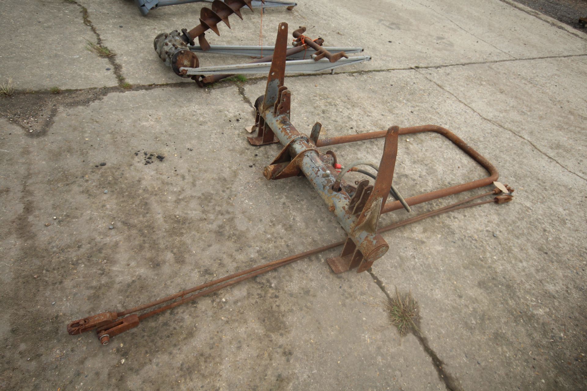 Massey Ferguson hydraulic Pallet Tippler for loader. With stabiliser bars. Badged but not stamped. - Image 4 of 12