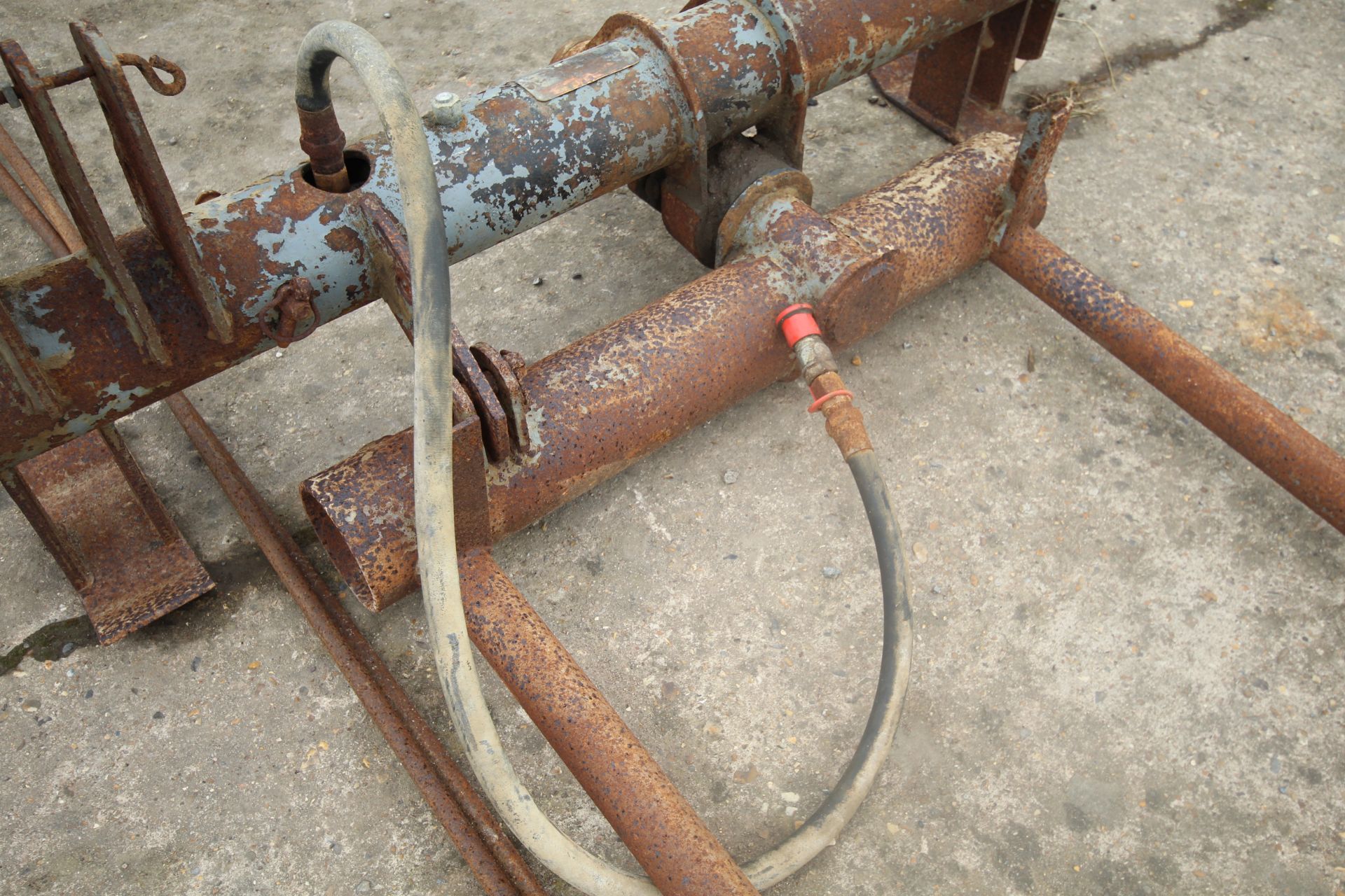 Massey Ferguson hydraulic Pallet Tippler for loader. With stabiliser bars. Badged but not stamped. - Image 8 of 12