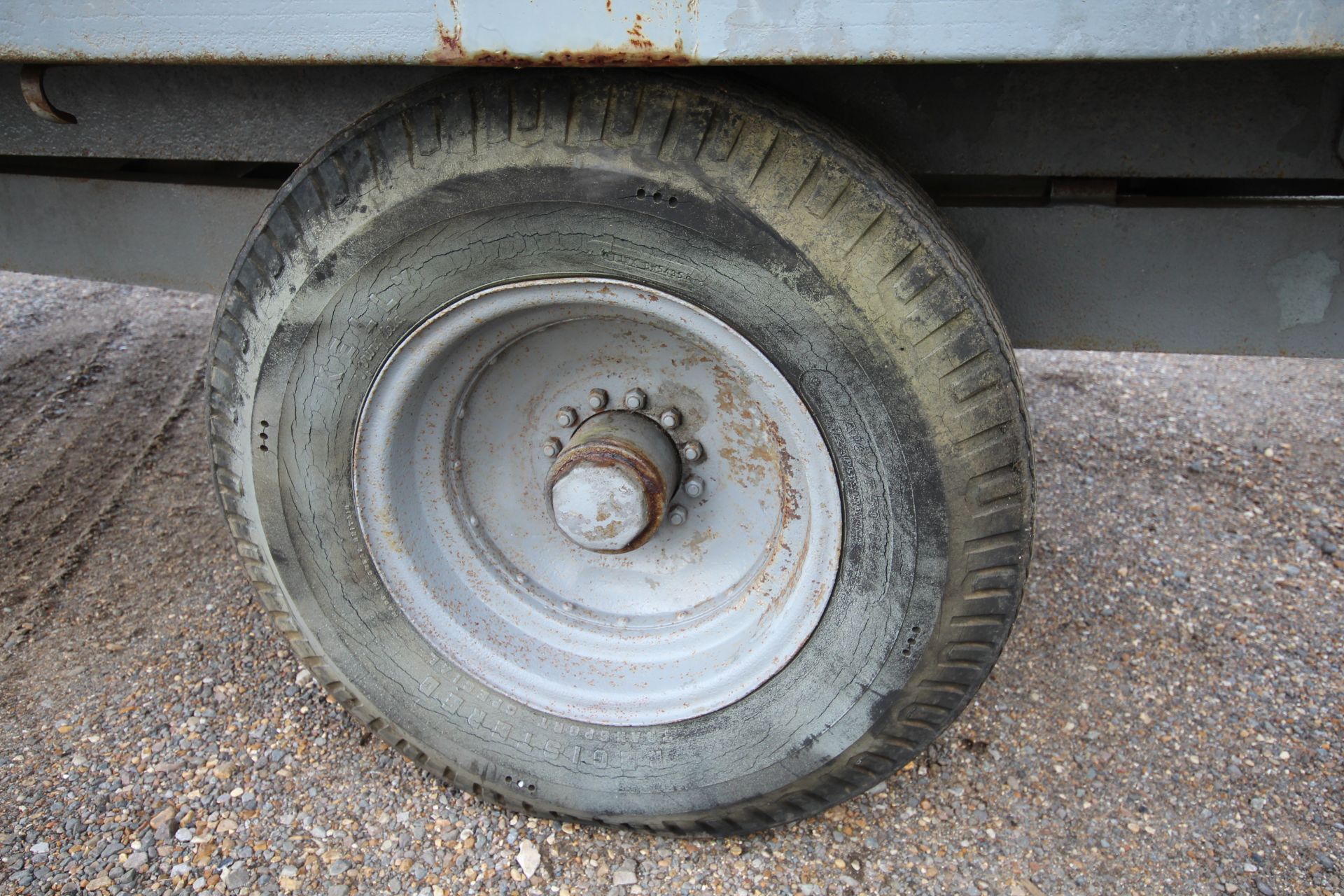 Ferguson 3 Ton Tipping Trailer. Model F-JE-A40. With drop in sides, 12-stud axle and Barton - Image 14 of 18
