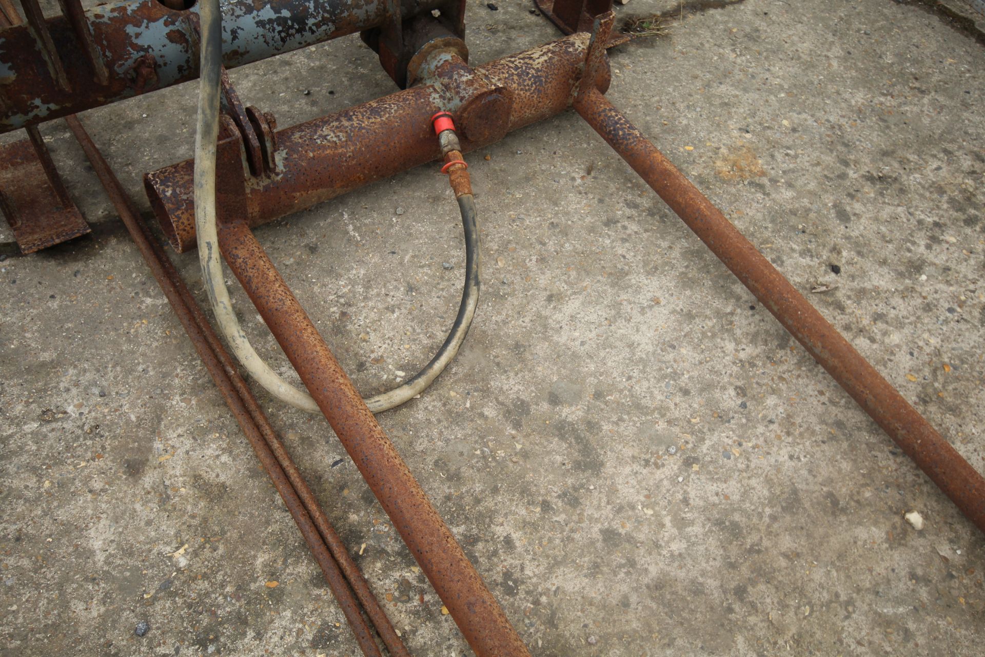 Massey Ferguson hydraulic Pallet Tippler for loader. With stabiliser bars. Badged but not stamped. - Image 6 of 12
