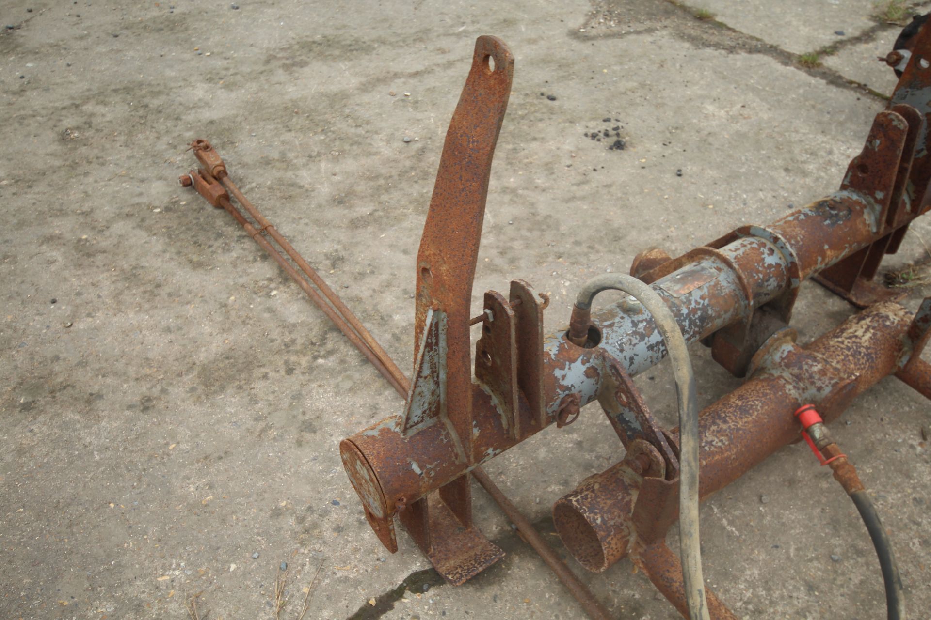 Massey Ferguson hydraulic Pallet Tippler for loader. With stabiliser bars. Badged but not stamped. - Image 9 of 12