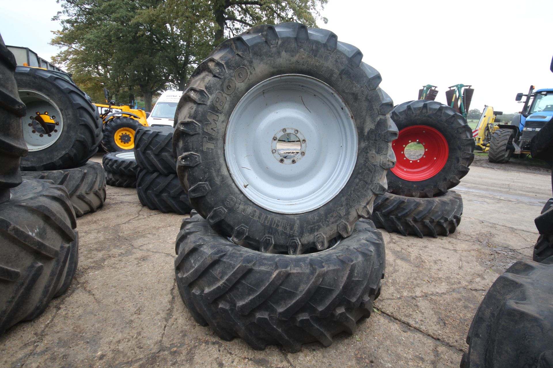 Pair of Trelleborg TM800 8-stud 650/65R42 Massey Ferguson wheels and tyres. V - Image 2 of 13