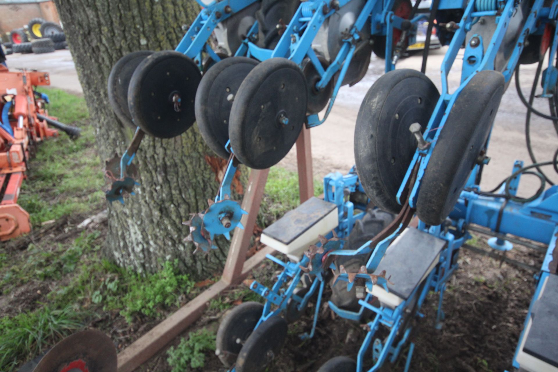 Monosem Meca 2000 12 row MK 4 beet drill. With V4 seed units, pre-em markers and electric seed - Image 28 of 29