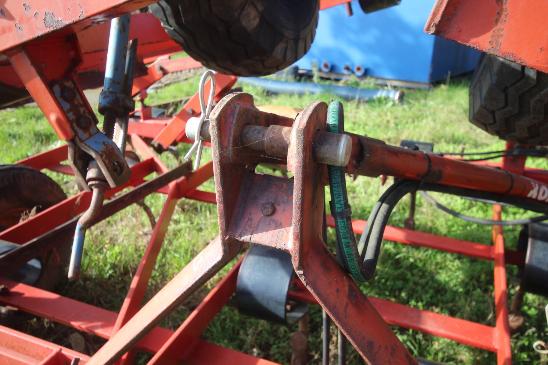 Kongskilde 6m hydraulic folding Vibroflex. Tungsten tips. V - Image 5 of 21
