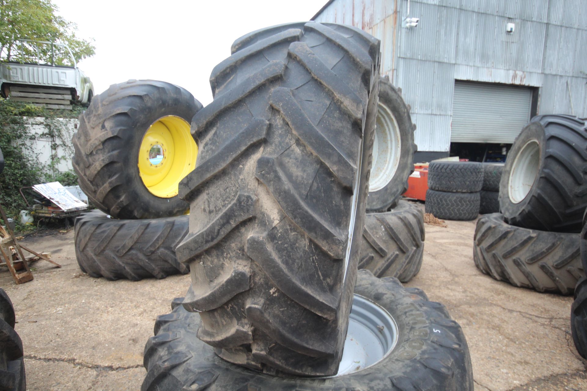 Pair of Trelleborg TM800 8-stud 650/65R42 Massey Ferguson wheels and tyres. V - Image 6 of 13