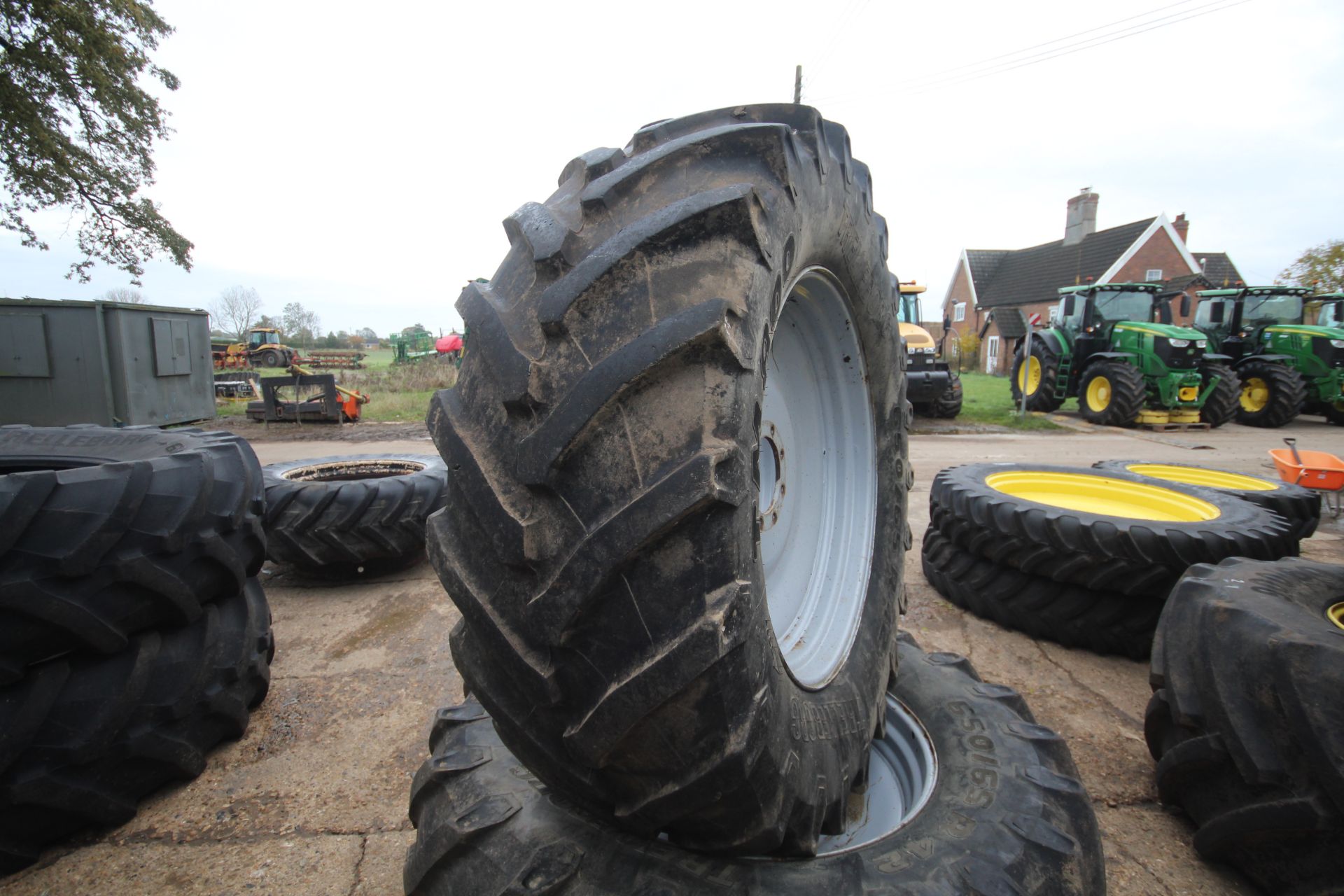 Pair of Trelleborg TM800 8-stud 650/65R42 Massey Ferguson wheels and tyres. V - Image 4 of 13