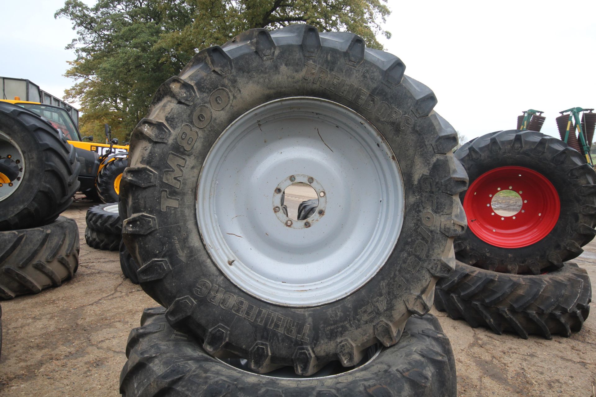 Pair of Trelleborg TM800 8-stud 650/65R42 Massey Ferguson wheels and tyres. V - Image 5 of 13