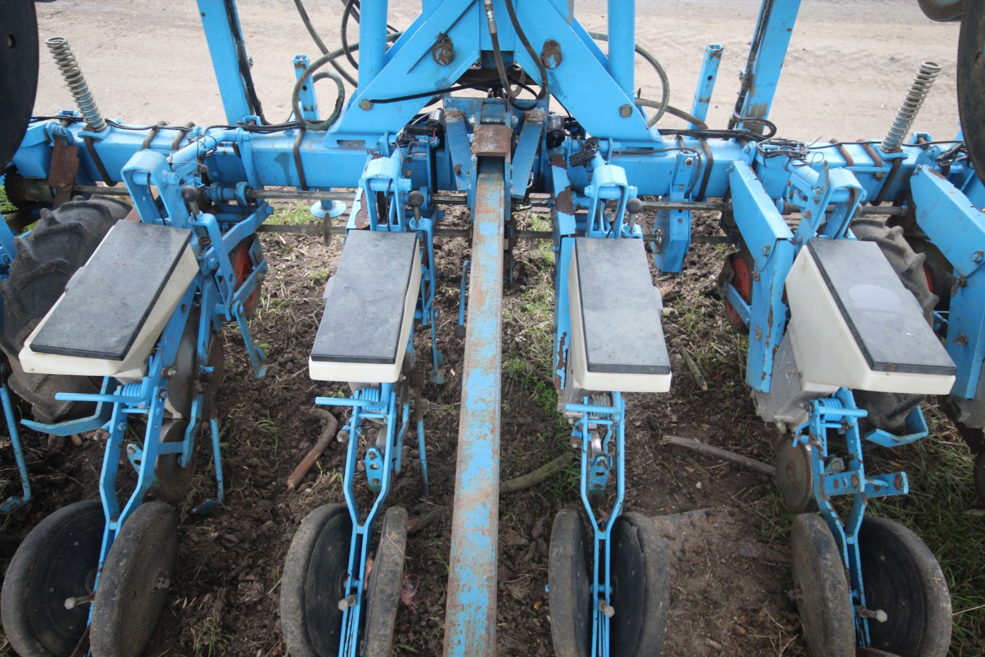 Monosem Meca 2000 12 row MK 4 beet drill. With V4 seed units, pre-em markers and electric seed - Image 22 of 29