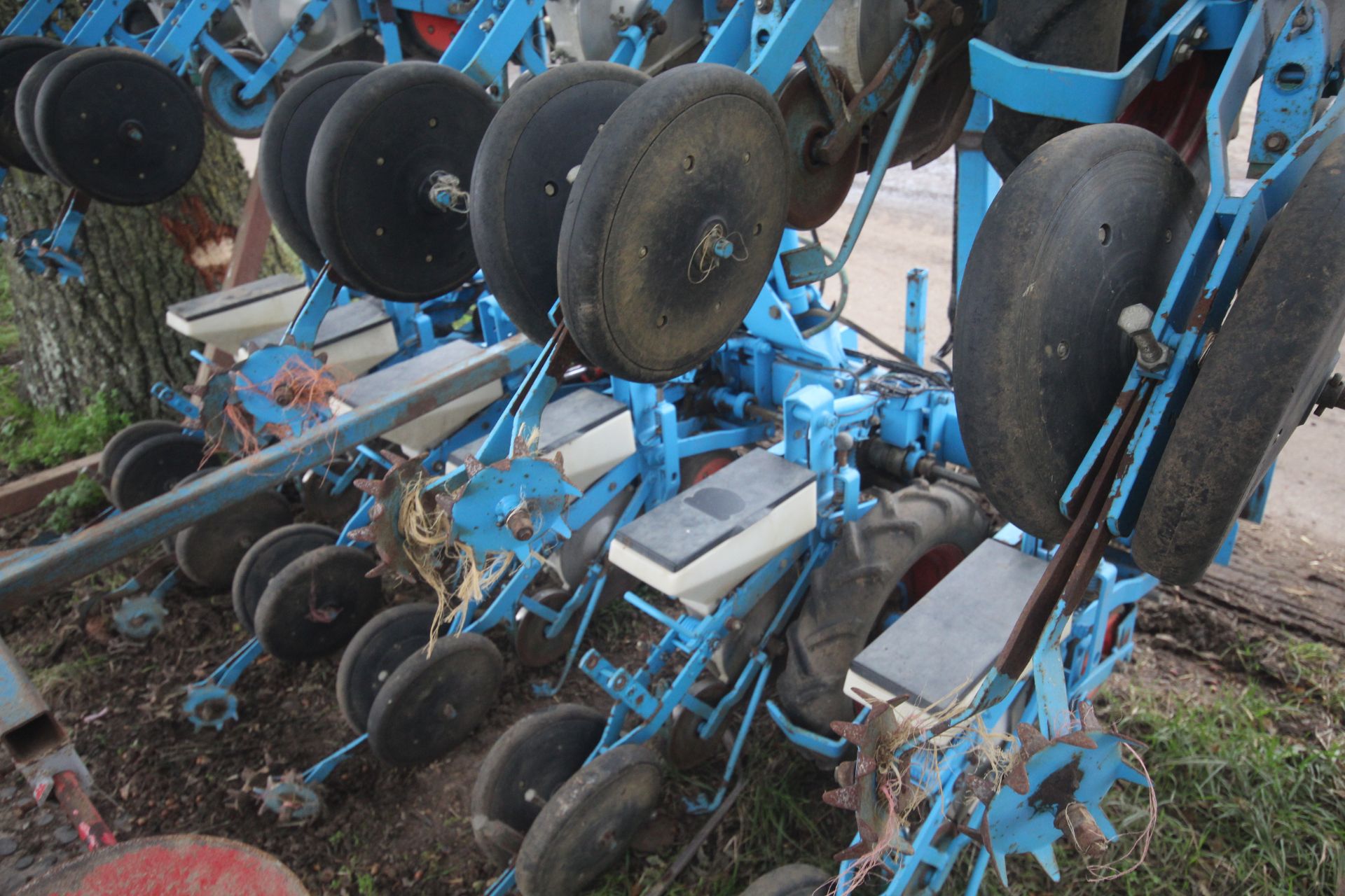 Monosem Meca 2000 12 row MK 4 beet drill. With V4 seed units, pre-em markers and electric seed - Image 17 of 29