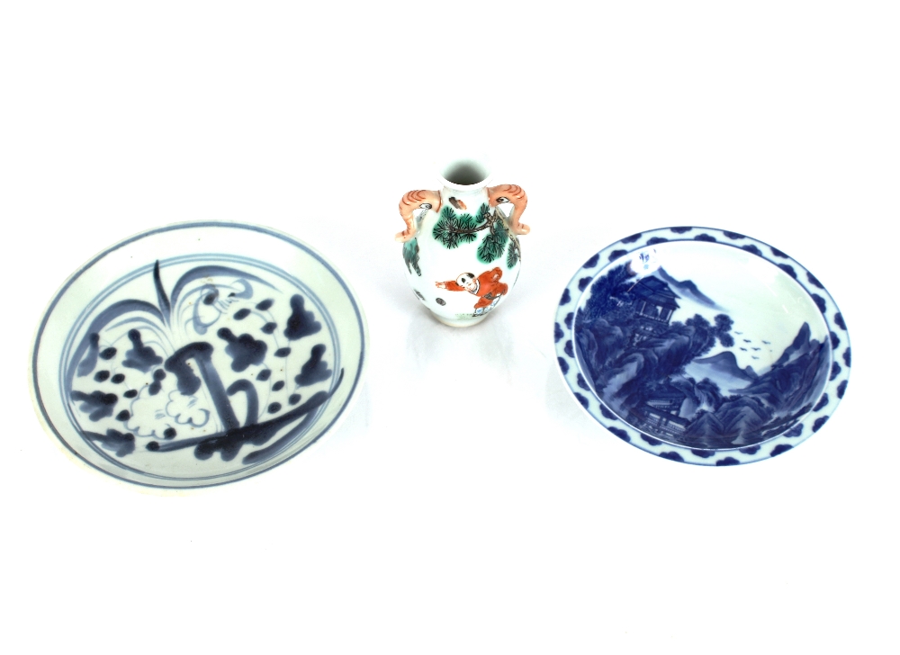 An 18th Century Oriental porcelain saucer dish, 16cm dia.; a Chinese blue and white saucer dish with